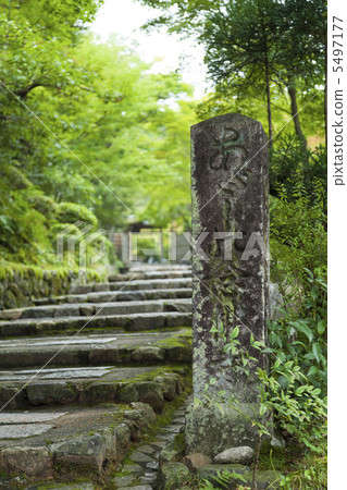 Nanno菩薩寺廟的石紀念碑 5497177