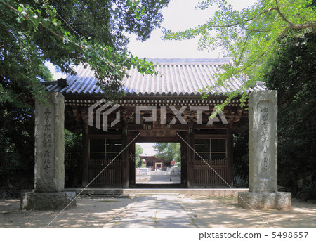 四國佛教徒84號佛教徒“Yashima-ji Temple”從Niba門觀看主要的寺廟 四國佛教徒84號佛教徒“Yashima-ji Temple”從Niba門觀看主要的寺廟 5498657