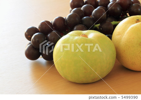 梨珍珠球和葡萄巨峰 梨珍珠球和葡萄巨峰 5499390