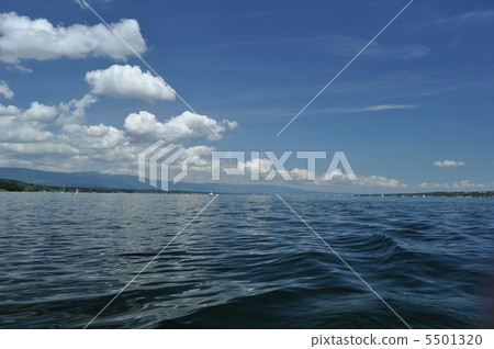 萊曼湖和藍天 5501320