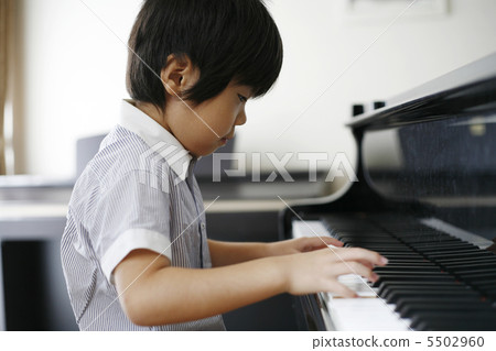 彈鋼琴的男孩 5502960