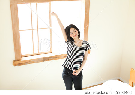 The woman in the bedroom　 5503463