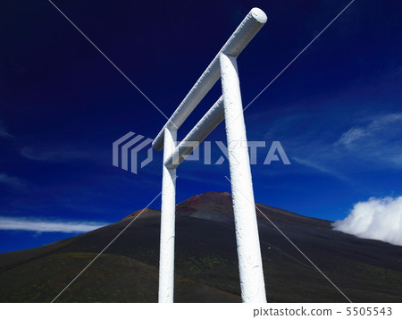 白色鳥居和富士山 白色鳥居和富士山 5505543