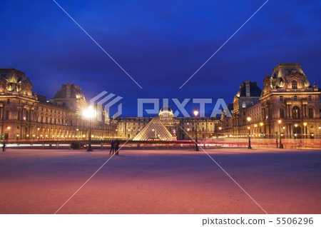 Louvre Museum 5506296