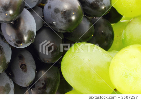 Green and red grapes Green and red grapes 5507257