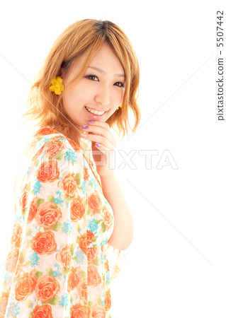 側身可愛笑容的女士 5507442