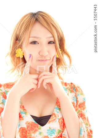 一個女人把他/她的手指放在他的臉頰上，並做出一個可愛的姿勢 5507443