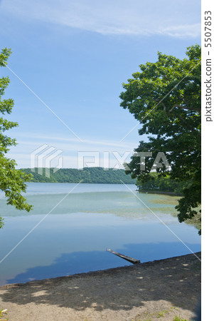 Toruji湖的湖邊 5507853