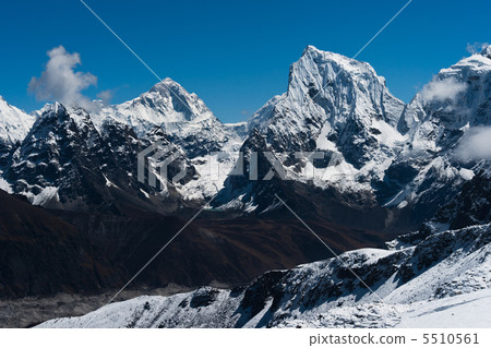 Makalu, Cholatse summits viewed from Renjo Pass Makalu, Cholatse summits viewed from Renjo Pass 5510561