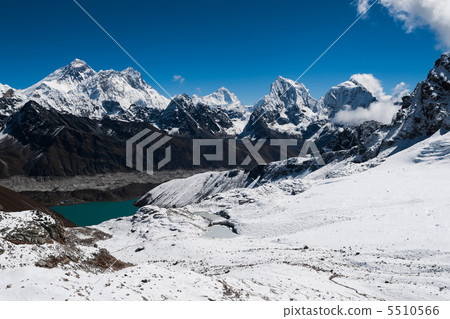 Famous peaks from Renjo Pass: Everest, Makalu, Lhotse, Nuptse 5510566