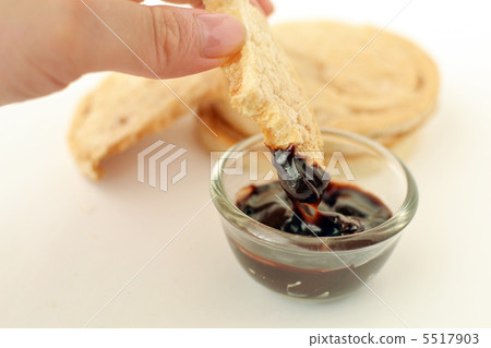 鹽薄脆餅乾和巧克力果醬 5517903