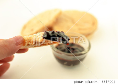 鹽薄脆餅乾和巧克力果醬 5517904