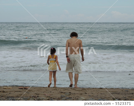 Parent and child swimming 5523371