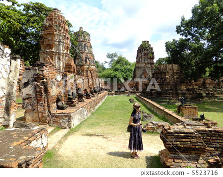 在大城府歷史遺址旅行的女人 在大城府歷史遺址旅行的女人 5523716