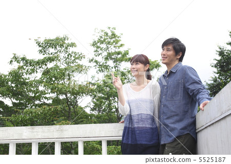 夫婦在露台上 5525187