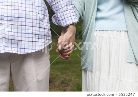 高級放鬆圖像在森林裡 5525247