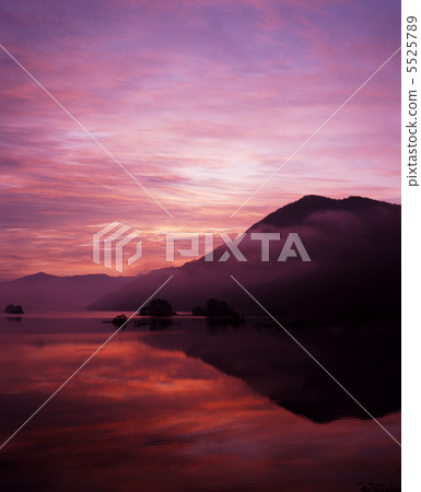 Akimoto湖在黎明 5525789