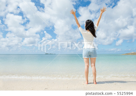 一個女人在海灘深呼吸 一個女人在海灘深呼吸 5525994