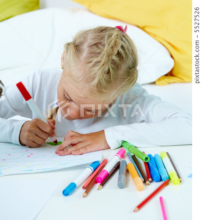 Girl drawing Girl drawing 5527526