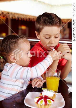 Taste a bit Taste a bit 5528179