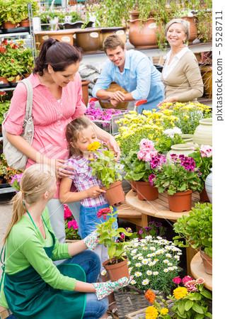 Family garden center shopping for flowers 5528711