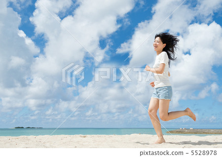 跑在海灘的婦女 跑在海灘的婦女 5528978