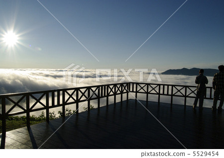 One side of the sea of clouds 5529454