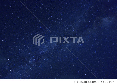 The Summer Triangle and the Milky Way shining in the summer night sky - Starry sky scenery 5529597