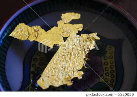 Gold leaf drinking cup floating 5530036