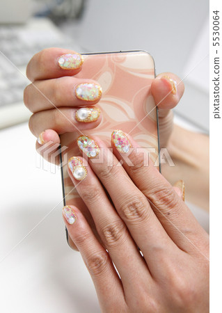 閃閃發光的指甲和智能手機 閃閃發光的指甲和智能手機 5530064