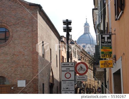 Road where you can see the Duomo in Mantua 5530267
