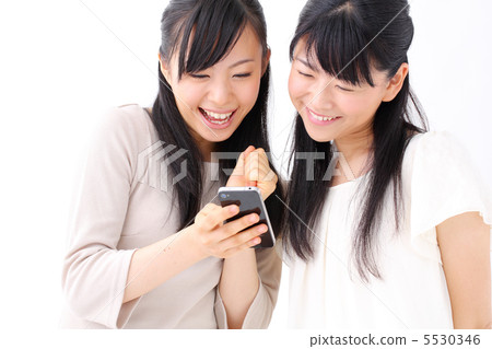 兩個女孩在看iPhone 兩個女孩在看iPhone 5530346