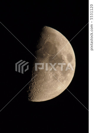 Monthly moon of 42 degrees north latitude 5531120