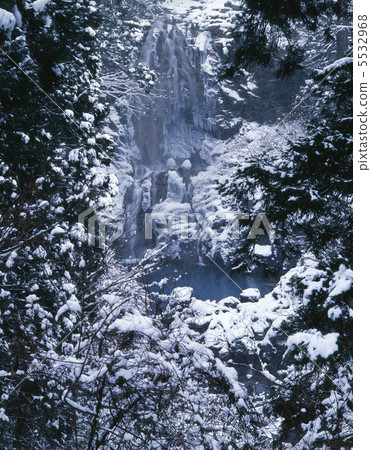 在暴風雪的Naso瀑布 5532968