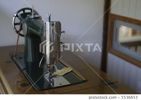 Old sewing machine 5536653