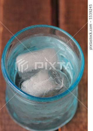 琉球玻璃杯裝冷礦泉水 5539245