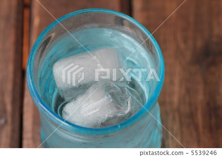 琉球玻璃杯裝冷礦泉水 5539246