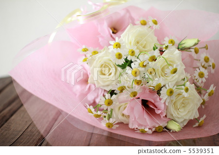 以白玫瑰為特色的白色和粉紅色迷你花束 5539351
