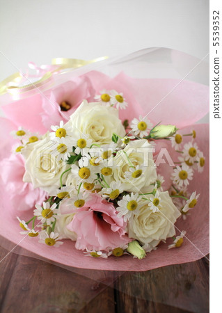 以白玫瑰為特色的白色和粉紅色迷你花束 5539352
