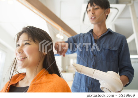 一個女人戴著吹風機 5539669