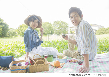 A couple picnic 5539701