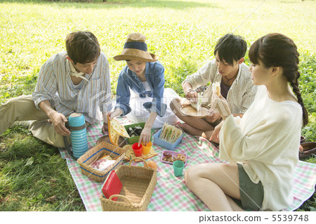 和朋友一起野餐 和朋友一起野餐 5539748