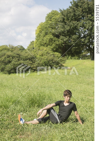 男人伸展 5539781