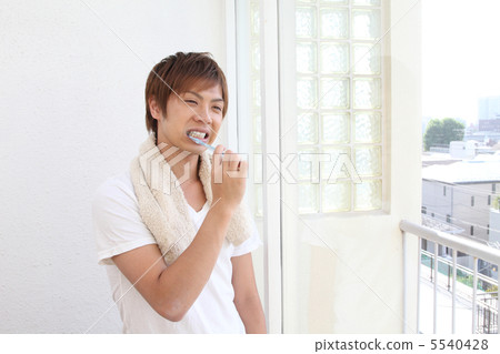 Men brushing their teeth Men brushing their teeth 5540428