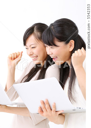 使用便攜式計算機的兩個女孩 5542353