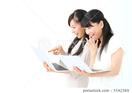 使用便攜式計算機的兩個女孩 5542369