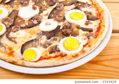Pizza with egg and cheese Pizza with egg and cheese 5543429