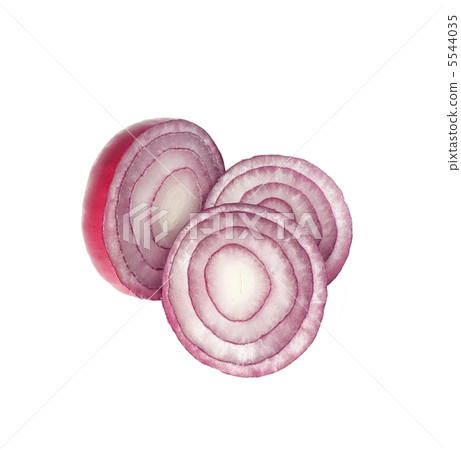 the sliced red onion on white background 5544035