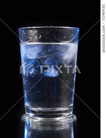 Empty glass with ice cubes 5546430