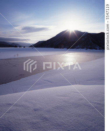 秋天湖的黎明在嚴冬 5547119